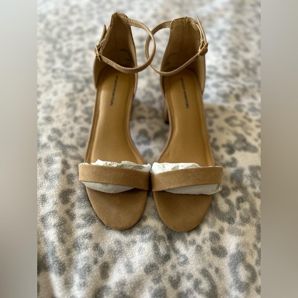 Amazon Basics Nude Heels, Size 7.5 W